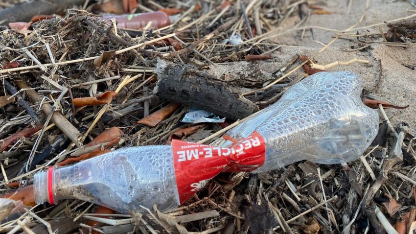 Essa imagem é tão comum quanto triste: uma garrafa PET de Coca-cola jogando a responsabilidade do pós-consumo no consumidor. 